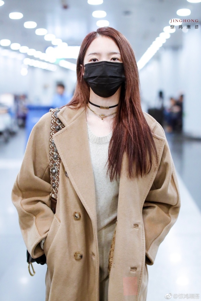 大陆美女明星孟美岐穿风衣气场全开现身北京机