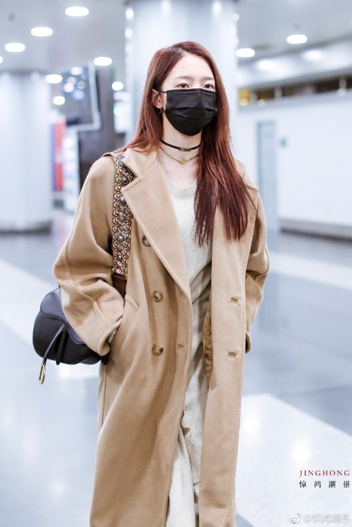 大陆美女明星孟美岐穿风衣气场全开现身北京机