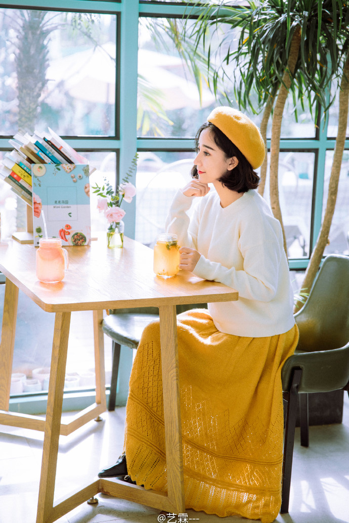 清纯美女戴黄色贝雷帽文艺图片
