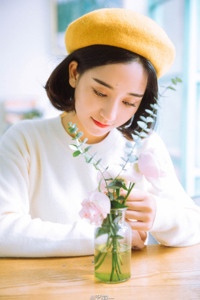 清纯美女戴黄色贝雷帽文艺图片