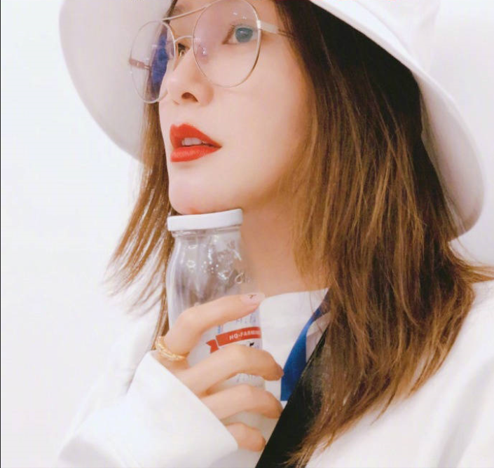 中国女明星秦岚运动风自拍照片