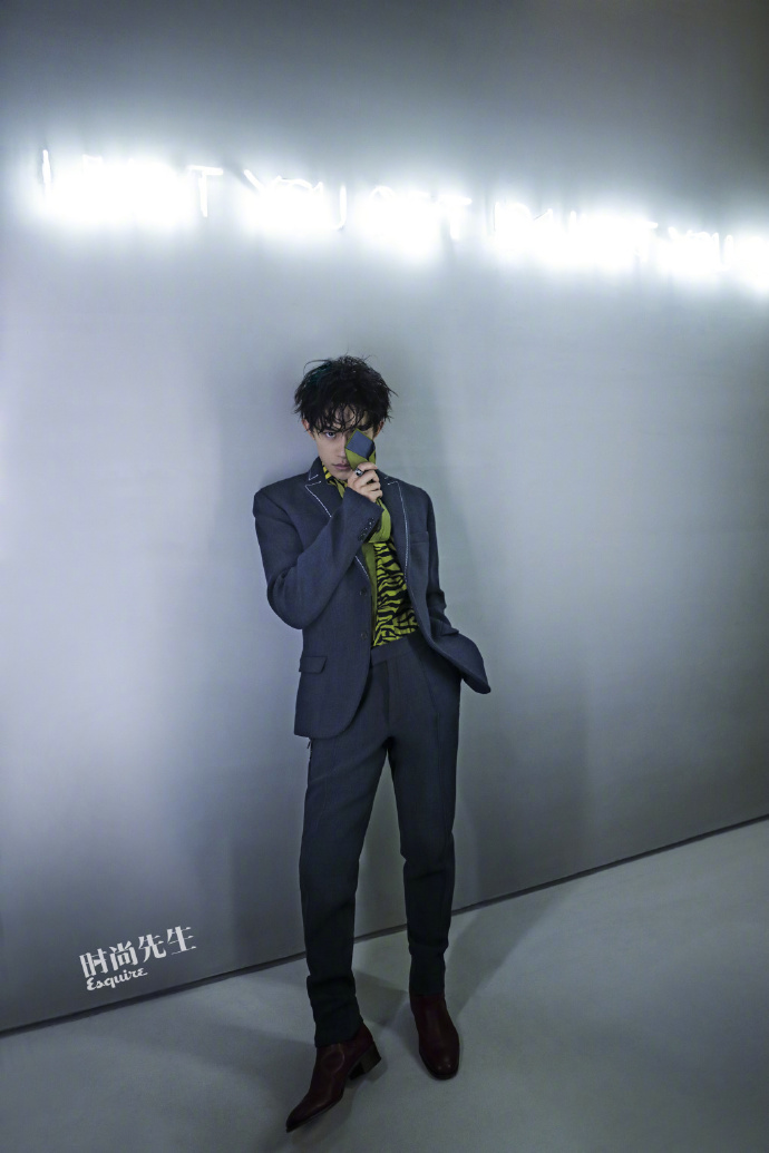 中国男团tfboys成员易烊千玺《时尚先生》11月刊封