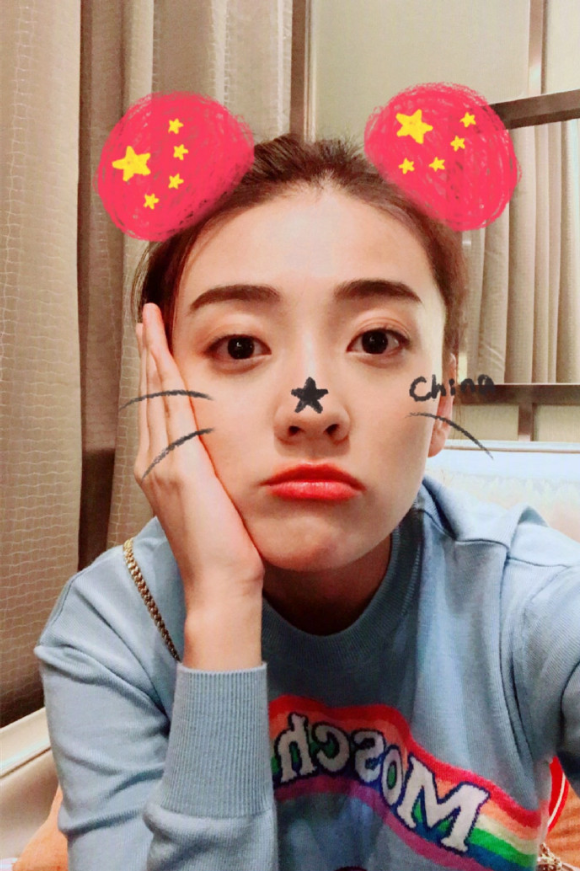 内地美女明星梁洁卖萌自拍照