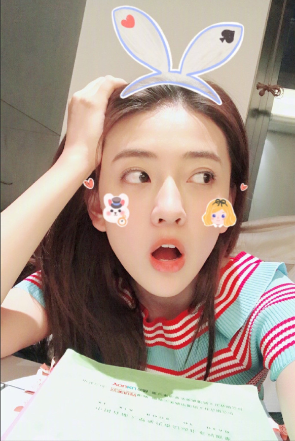 内地美女明星梁洁卖萌自拍照