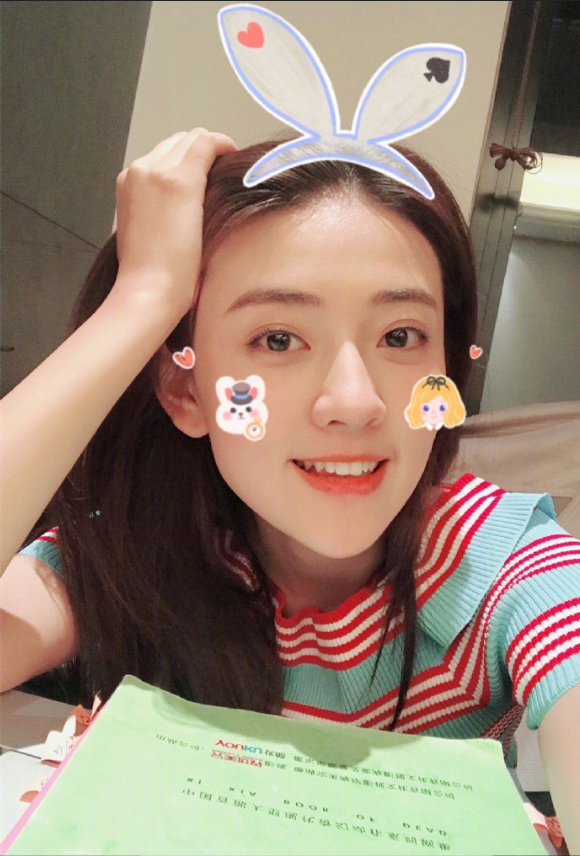 内地美女明星梁洁卖萌自拍照