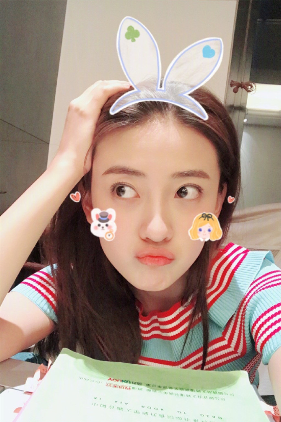 内地美女明星梁洁卖萌自拍照