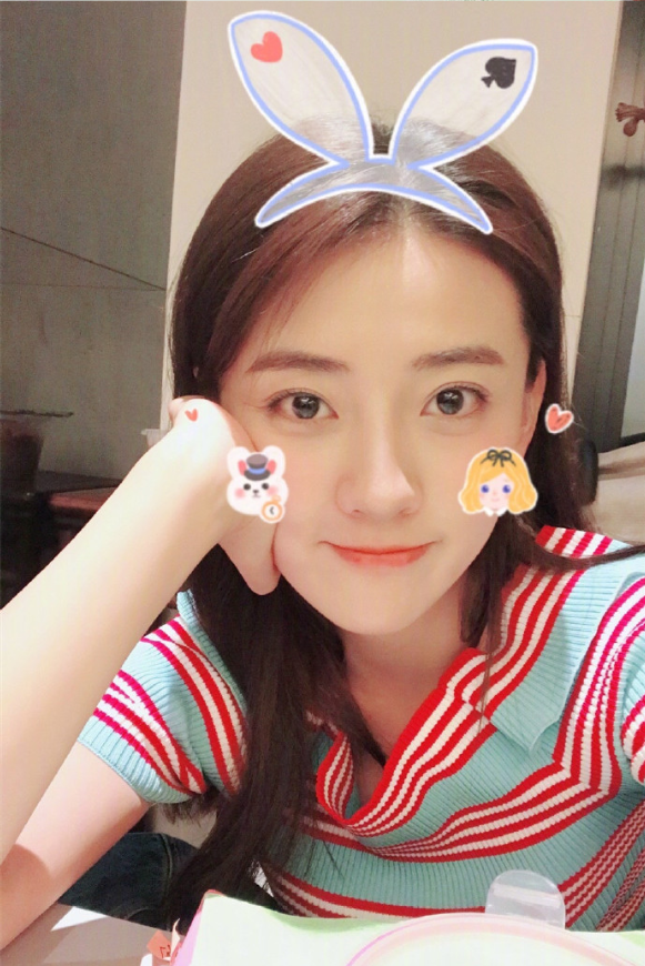 内地美女明星梁洁卖萌自拍照