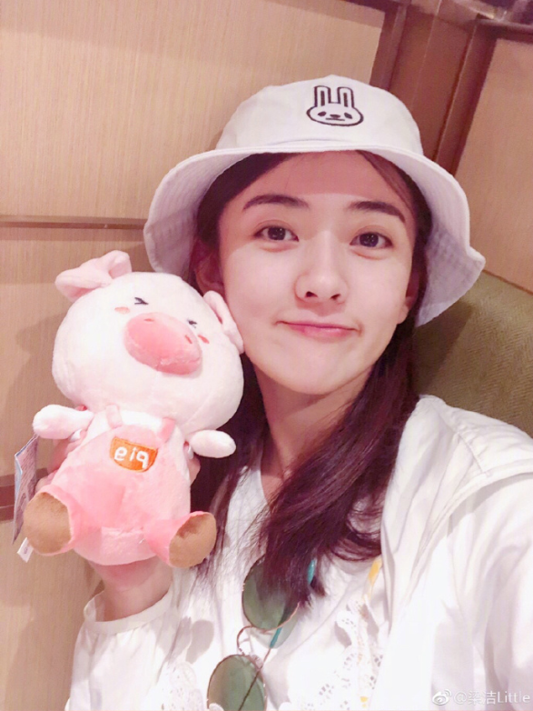 内地美女明星梁洁卖萌自拍照