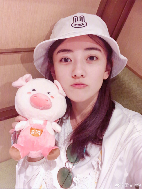 内地美女明星梁洁卖萌自拍照