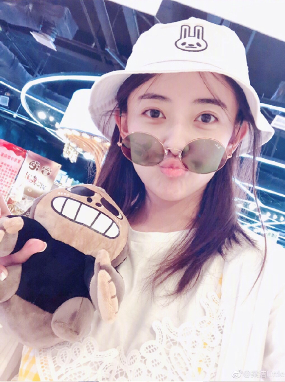 内地美女明星梁洁卖萌自拍照