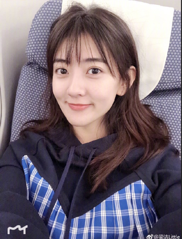 内地美女明星梁洁卖萌自拍照
