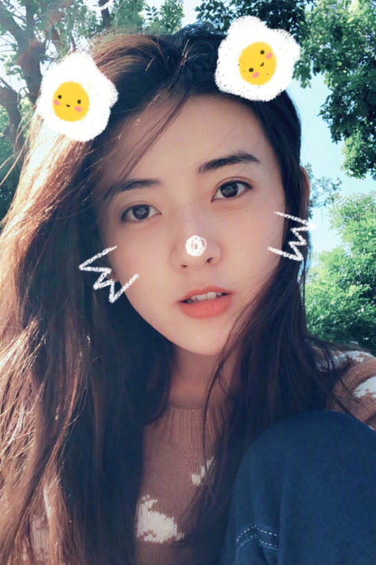 内地美女明星梁洁卖萌自拍照