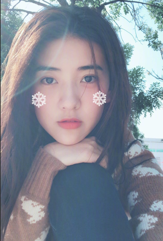 内地美女明星梁洁卖萌自拍照