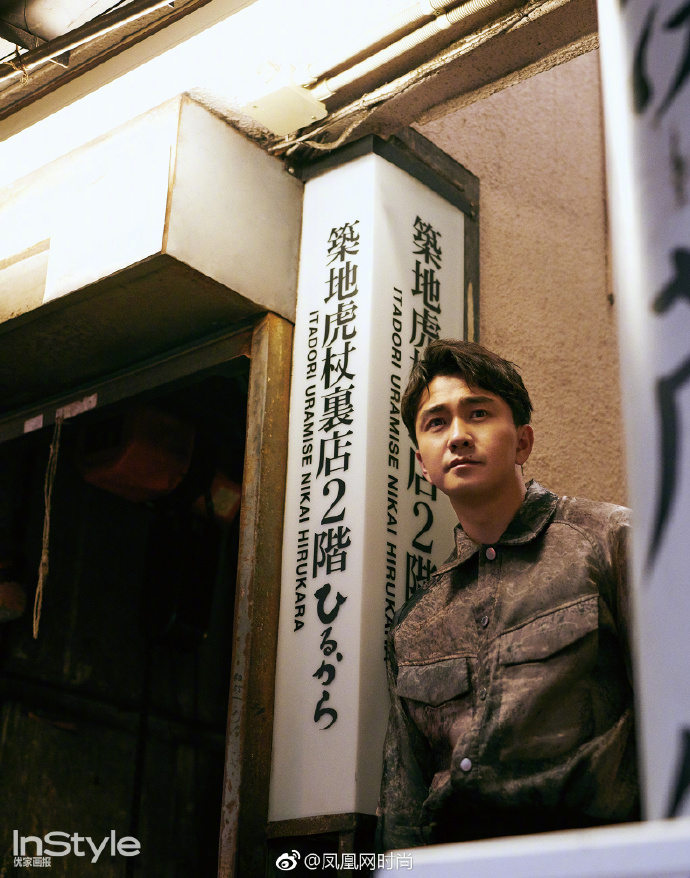 大陆男演员翟天临日本街头秋日雅痞俊朗大片曝