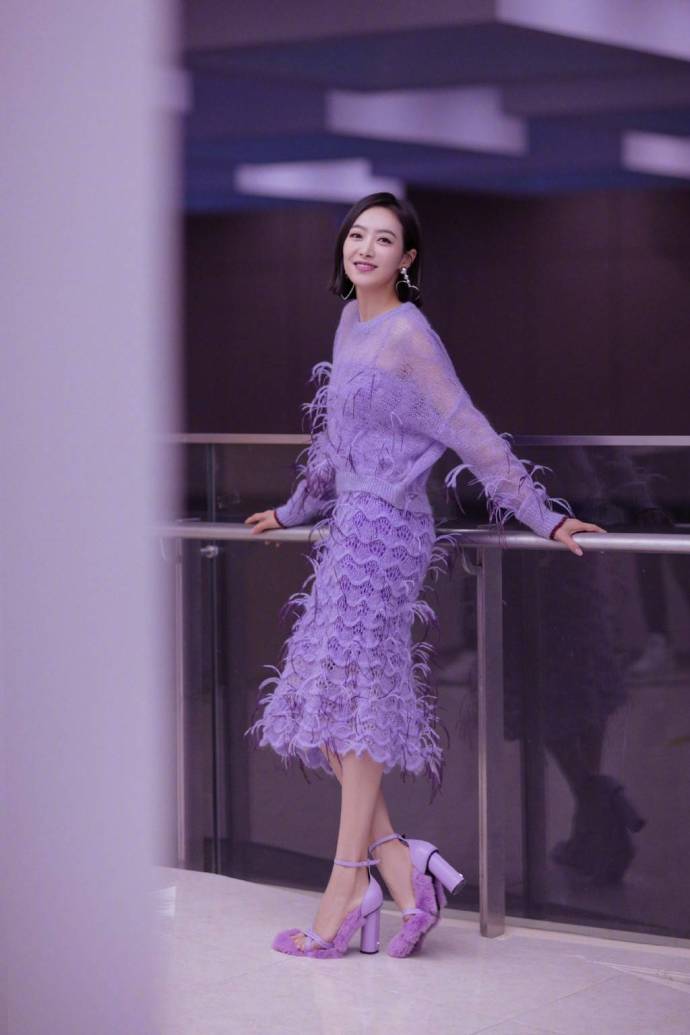 韩国女团f(x)队长宋茜紫色羽毛裙写真图片