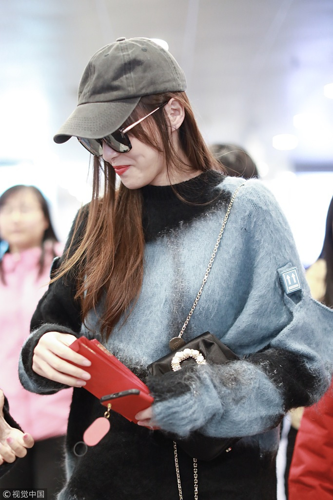 上海美女明星唐嫣现身机场甜美微笑图片