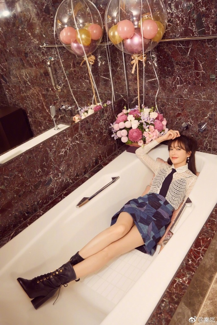 内地女演员秦岚浴缸清纯写真