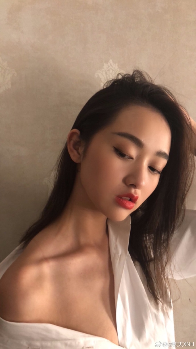 南京艺术学院美女夏倪慧小露香肩性感自拍照