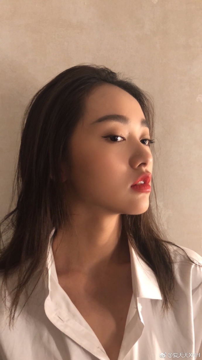 南京艺术学院美女夏倪慧小露香肩性感自拍照