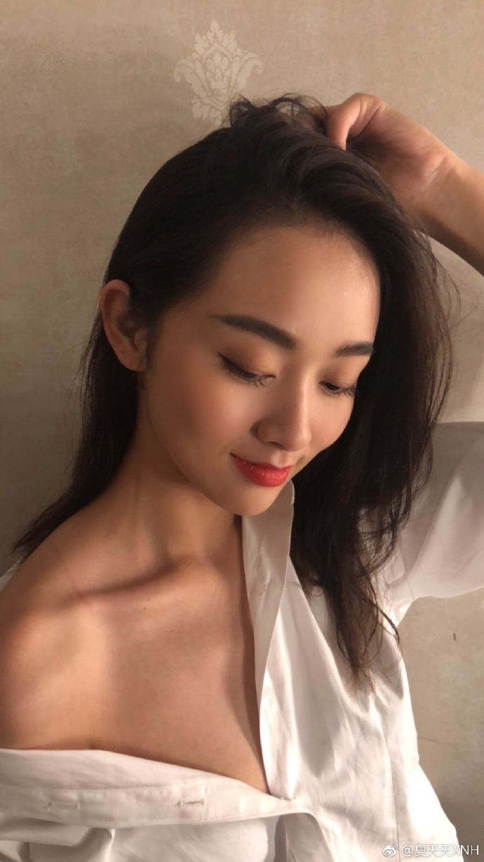 南京艺术学院美女夏倪慧小露香肩性感自拍照