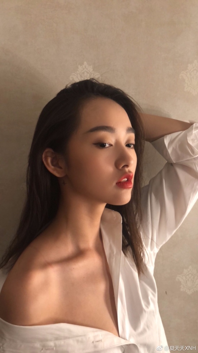 南京艺术学院美女夏倪慧小露香肩性感自拍照