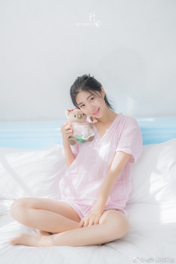 清纯美女模特高以宁居家睡衣写真图片
