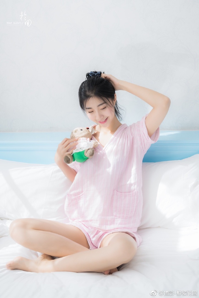 清纯美女模特高以宁居家睡衣写真图片