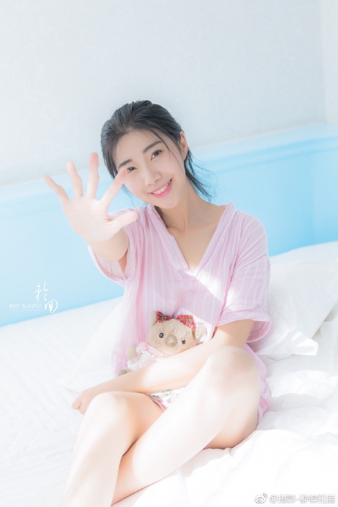 清纯美女模特高以宁居家睡衣写真图片
