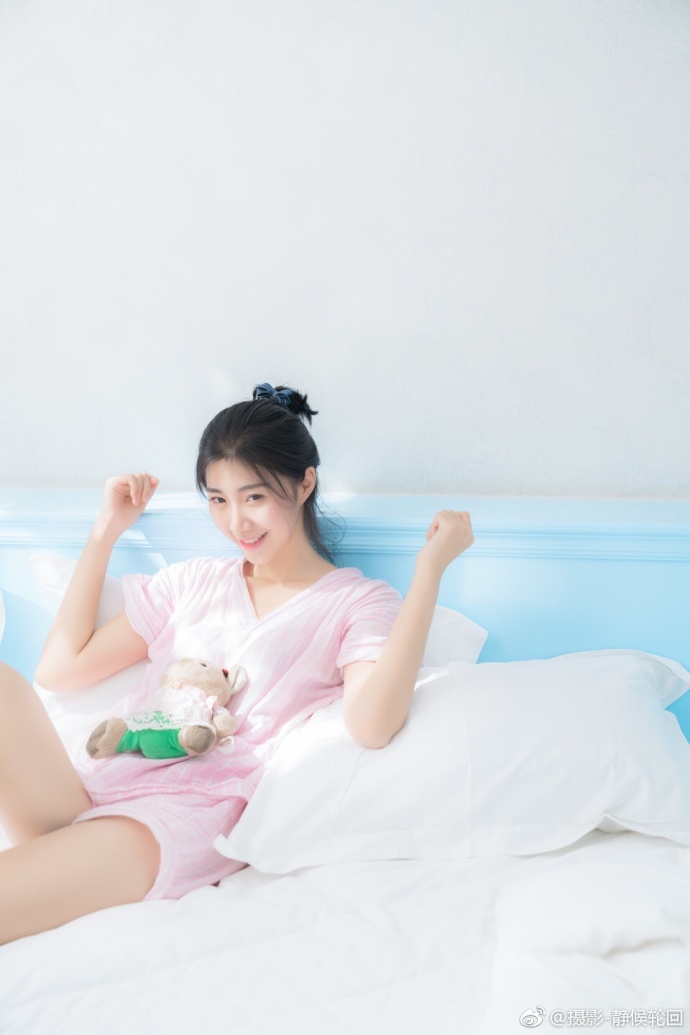 清纯美女模特高以宁居家睡衣写真图片