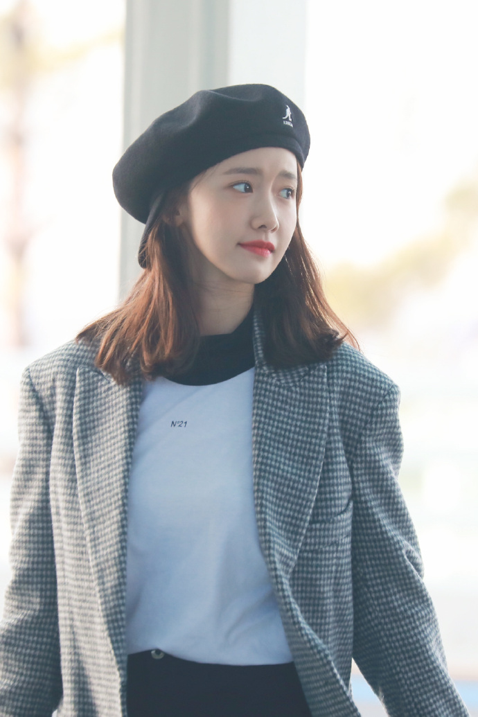 韩国美女明星林允儿头戴贝雷帽现身机场街拍图