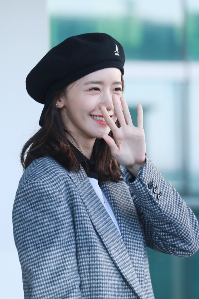 韩国美女明星林允儿头戴贝雷帽现身机场街拍图