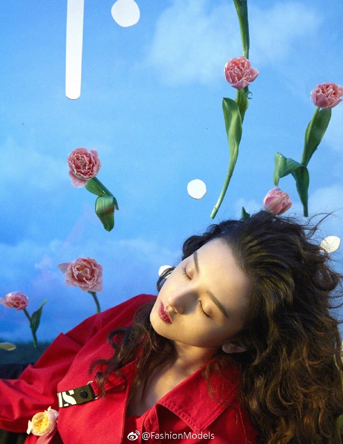 天津美女明星宋祖儿大卷发登madame Figaro Mode创刊