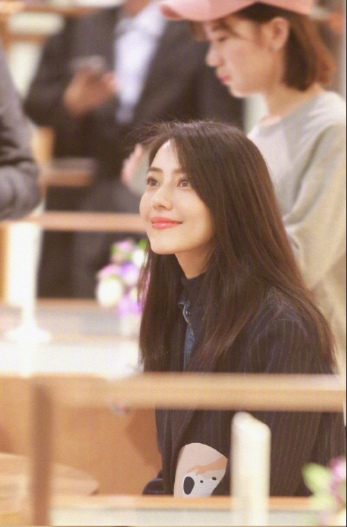 大眼美女明星高圆圆旅游拍照姿势大全合集