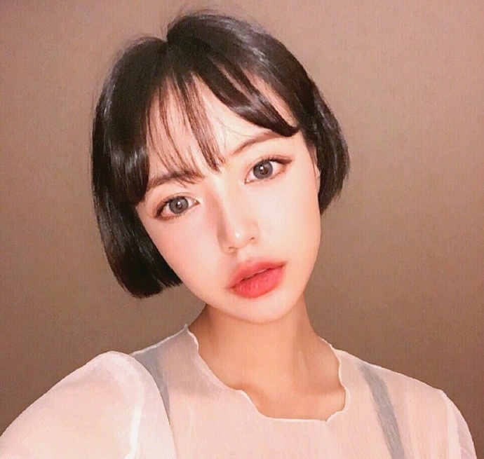 齐耳短发发型图片 超短发美女自拍照