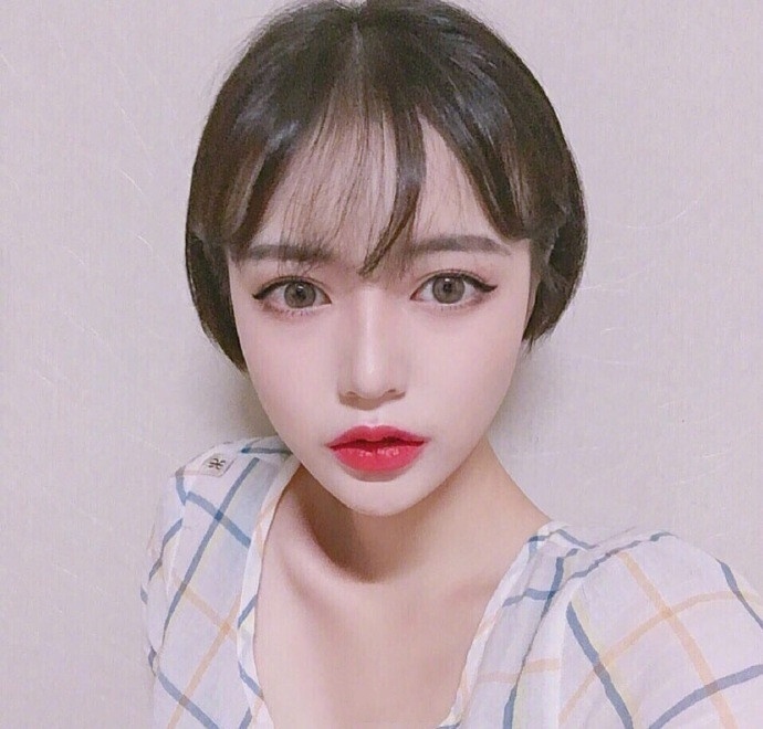 齐耳短发发型图片 超短发美女自拍照