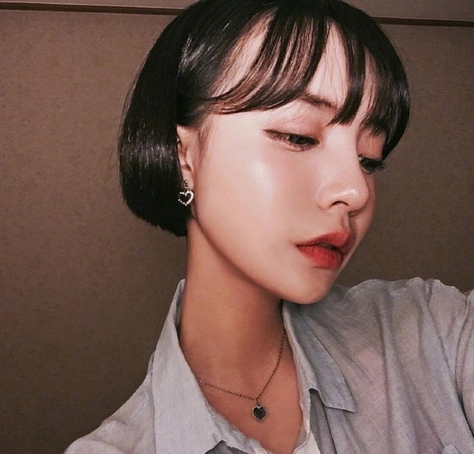 齐耳短发发型图片 超短发美女自拍照