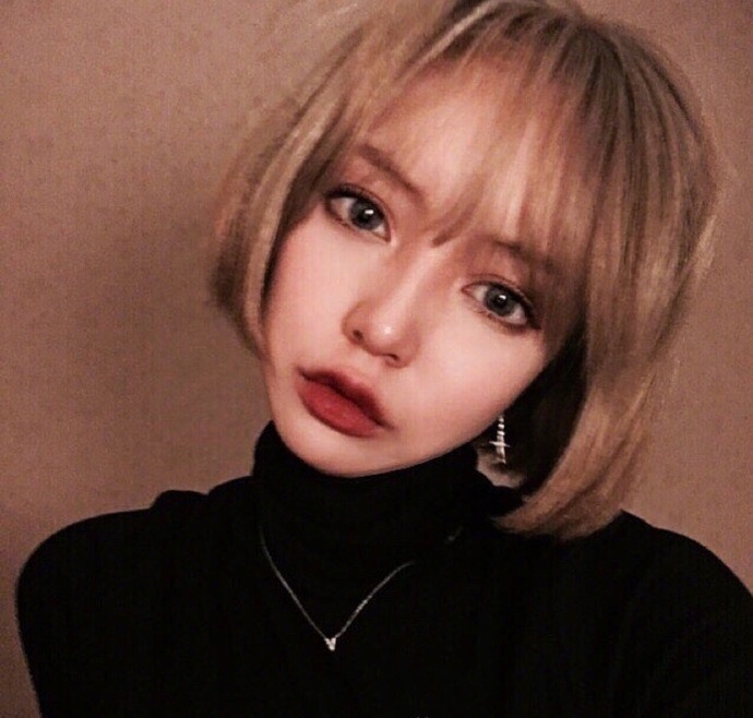 齐耳短发发型图片 超短发美女自拍照
