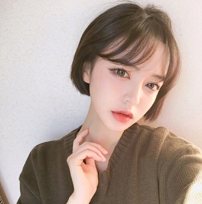 齐耳短发发型图片 超短发美女自拍照