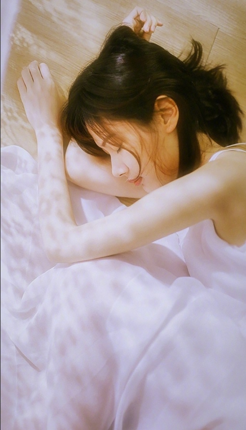 清纯美女唯美裸背意境图片