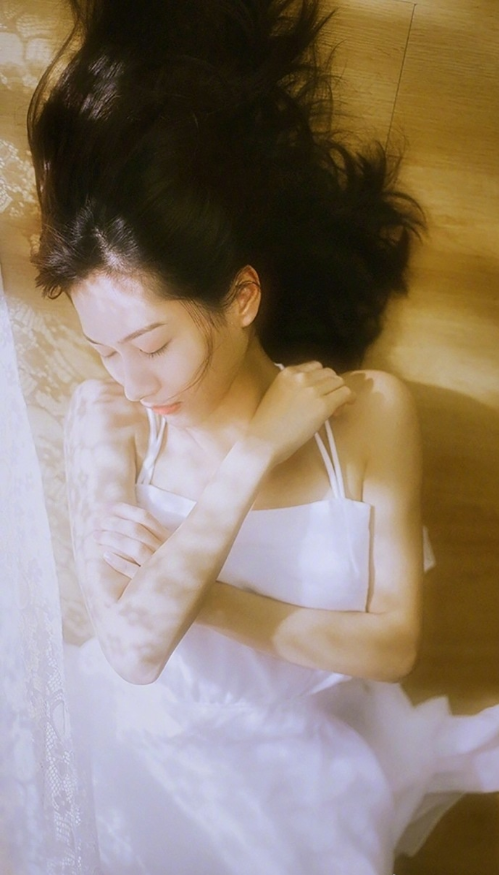 清纯美女唯美裸背意境图片