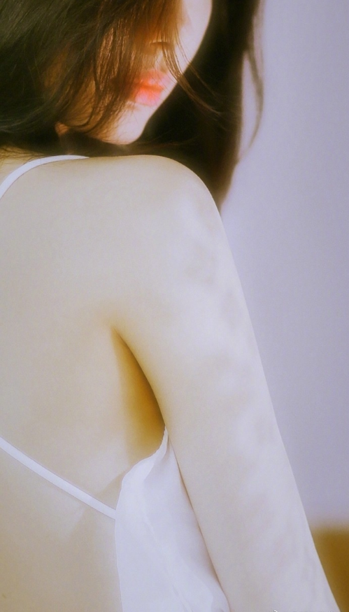 清纯美女唯美裸背意境图片