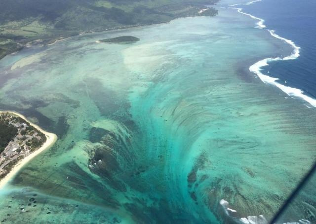 非洲岛国毛里求斯的海底瀑布风景图片