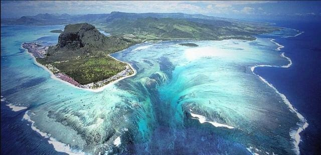 非洲岛国毛里求斯的海底瀑布风景图片