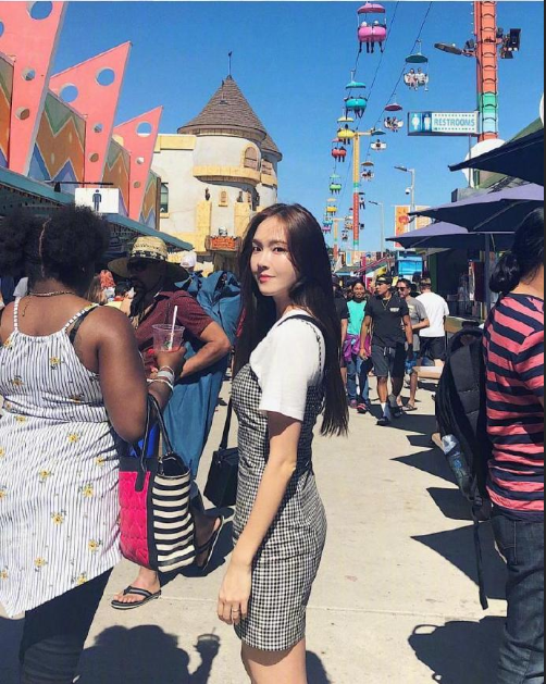 韩国美女明星郑秀妍Jessica私服街拍图片