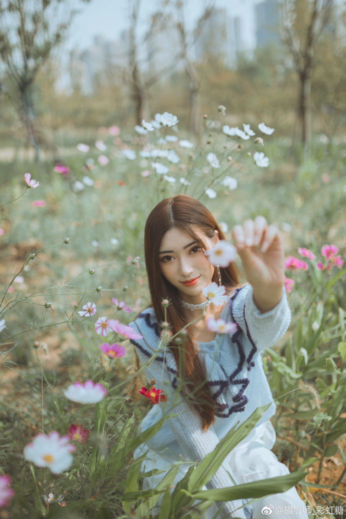 清纯气质美女野外花田里唯美写真图片