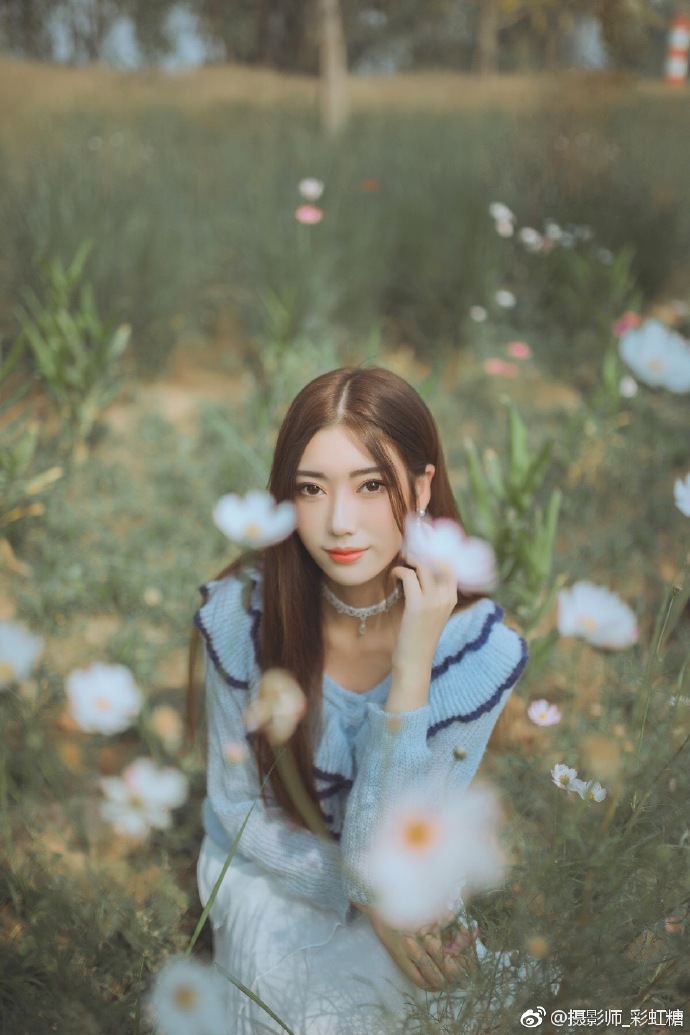 清纯气质美女野外花田里唯美写真图片