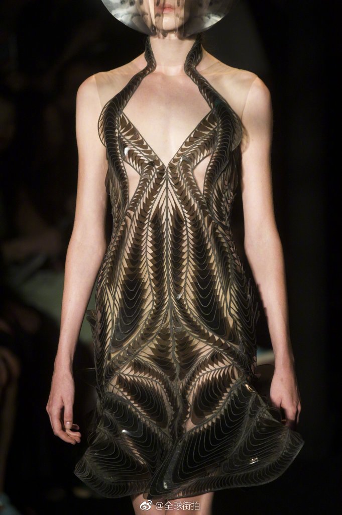 欧美时尚品牌Iris van Herpen礼服图片