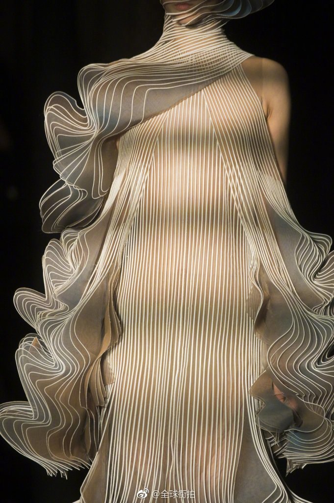 欧美时尚品牌Iris van Herpen礼服图片
