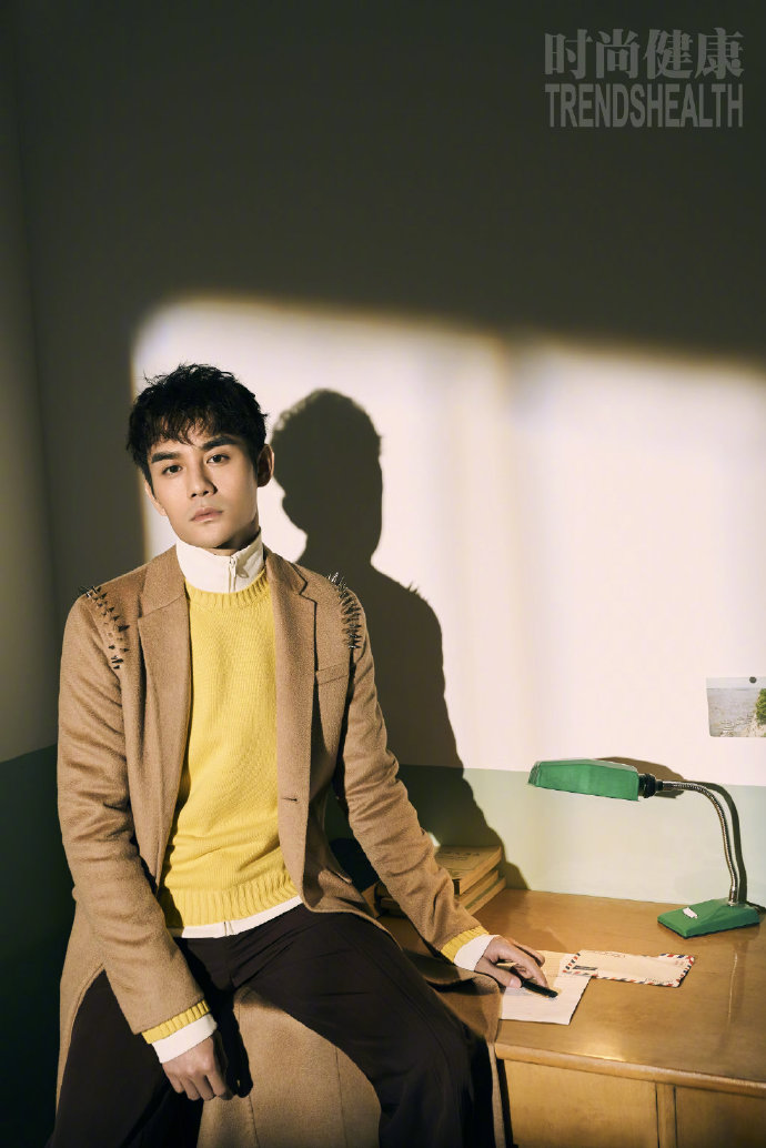 低音炮男明星王凯登上《时尚健康》12月封面大片