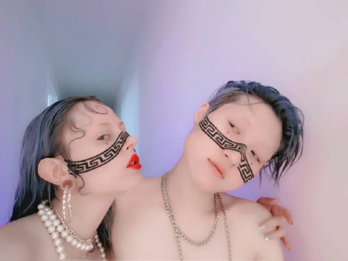小龙女吴卓林跟同性外籍女友Andi写真图片